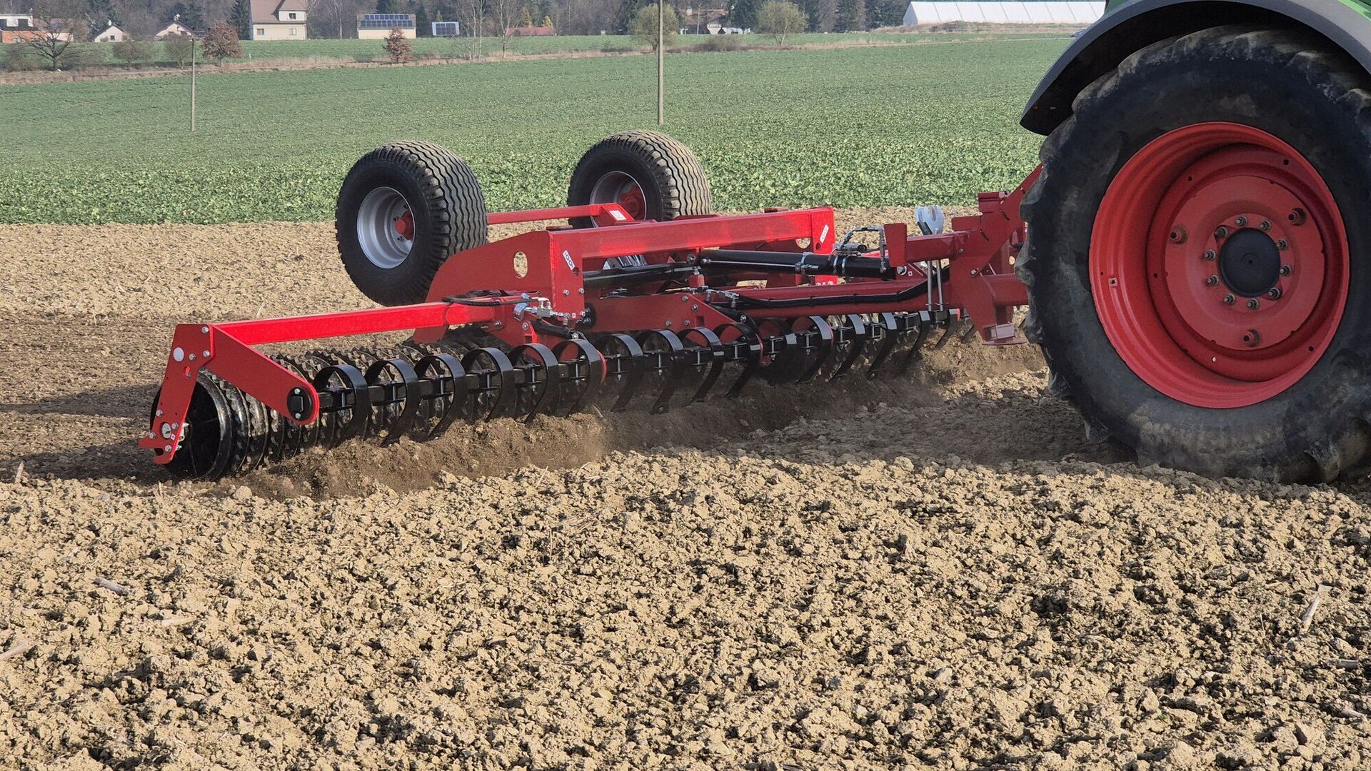 Zemědělský stroj SMS Agro při práci na poli